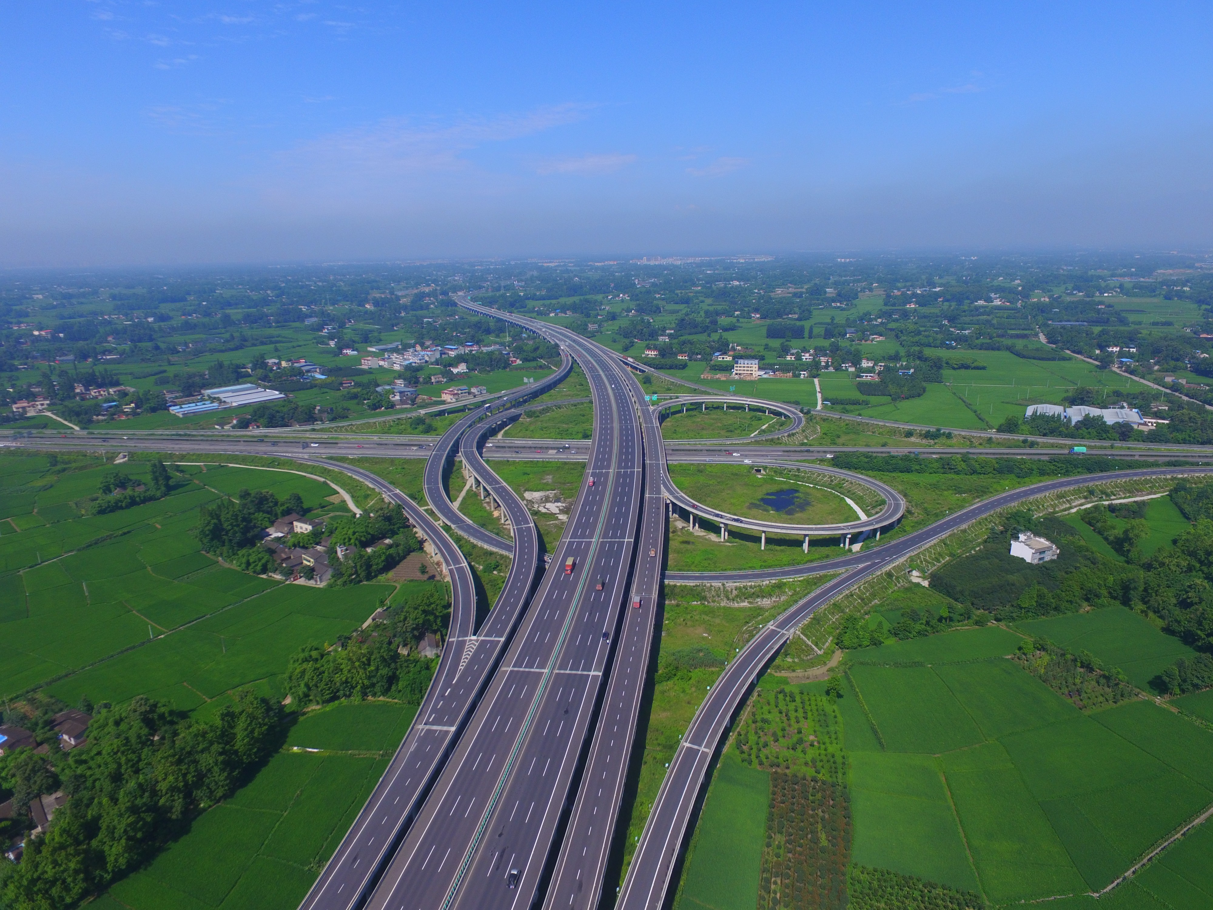 1成都第二繞城高速,全長(zhǎng)223公里,概算總投資285.52億元,對(duì)于成都經(jīng)濟(jì)區(qū)、天府新區(qū)以及西部綜合交通樞紐建設(shè)意義重大,我公司承建的西段于2014年底通車.jpg 1成都第二繞城高速,全長(zhǎng)223公里,概算總投資285.52億元,對(duì)于成都經(jīng)濟(jì)區(qū)、天府新區(qū)以及西部綜合交通樞紐建設(shè)意義重大,我公司承建的西段于2014年底通車.jpg