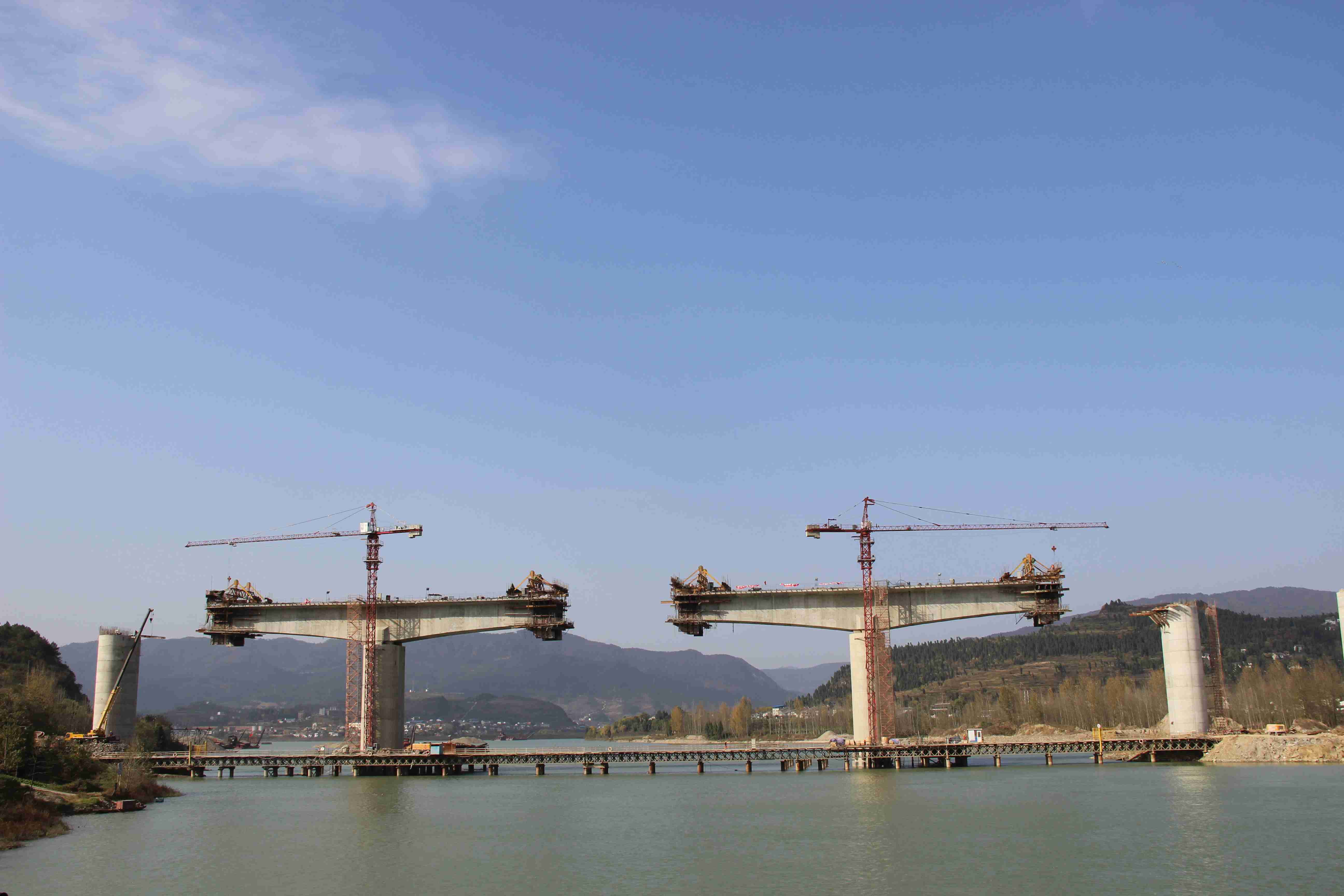 2西安至成都客運(yùn)專線,穿越秦嶺經(jīng)陜西漢中、翻越米倉山進(jìn)入四川境內(nèi),在廣元沿寶成線接入江油車站,后與成綿樂客專相接至成都,全長643公里,設(shè)計(jì)時(shí)速250公里,2017年通車。.jpg 2西安至成都客運(yùn)專線,穿越秦嶺經(jīng)陜西漢中、翻越米倉山進(jìn)入四川境內(nèi),在廣元沿寶成線接入江油車站,后與成綿樂客專相接至成都,全長643公里,設(shè)計(jì)時(shí)速250公里,2017年通車。.jpg