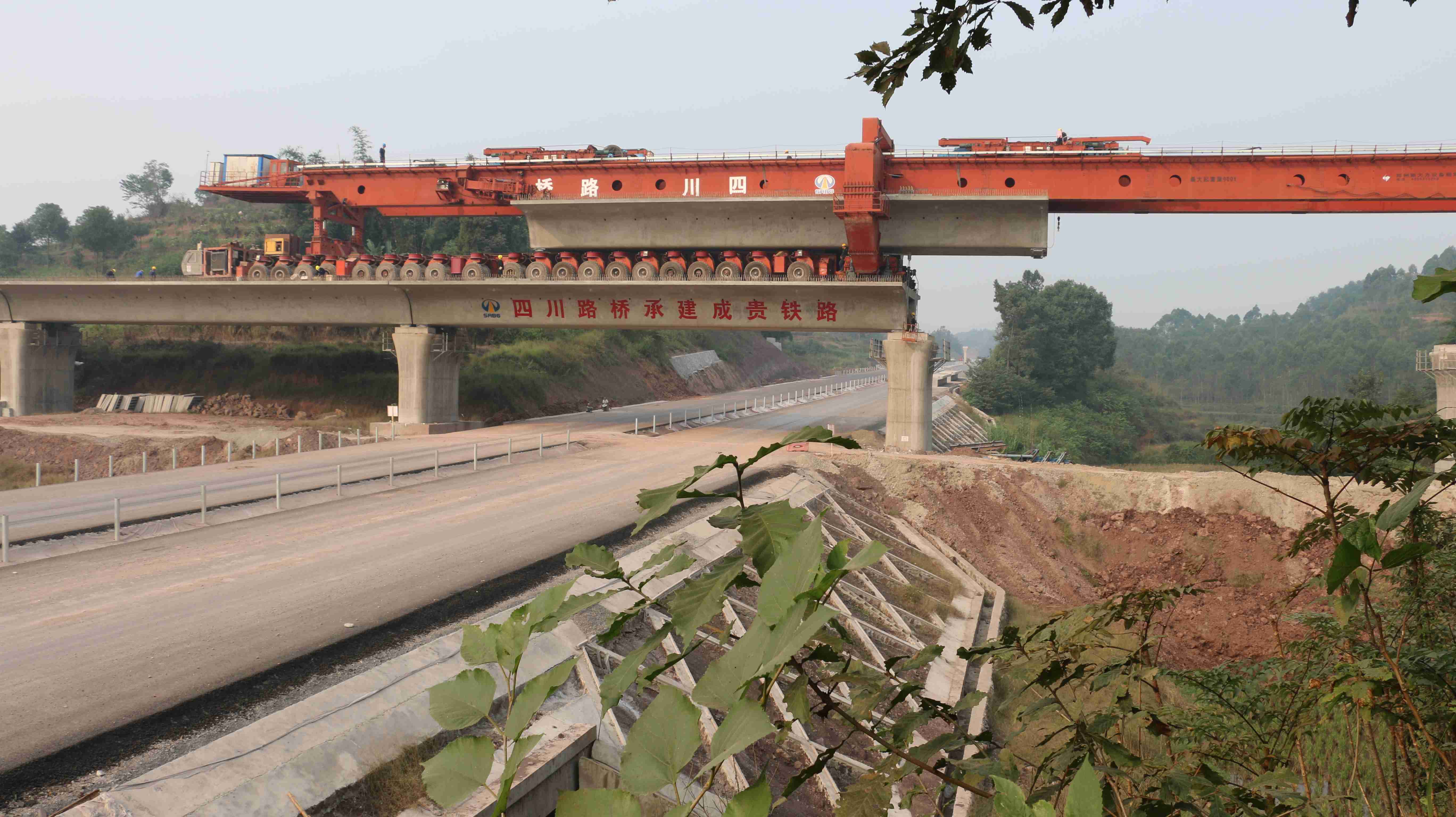 3成都至貴州客運專線,起于四川省成都市,途徑樂山市、宜賓市而后進(jìn)入云南省境內(nèi)過威信縣、鎮(zhèn)雄縣進(jìn)入貴州省畢節(jié)市、至貴陽市,與貴廣客運專線貴陽東站鏈接,形成四川至珠三角等沿海地區(qū)的快速大通道,全長約632.60公里,預(yù)計2019年12月通車建成。.jpg 3成都至貴州客運專線,起于四川省成都市,途徑樂山市、宜賓市而后進(jìn)入云南省境內(nèi)過威信縣、鎮(zhèn)雄縣進(jìn)入貴州省畢節(jié)市、至貴陽市,與貴廣客運專線貴陽東站鏈接,形成四川至珠三角等沿海地區(qū)的快速大通道,全長約632.60公里,預(yù)計2019年12月通車建成。.jpg