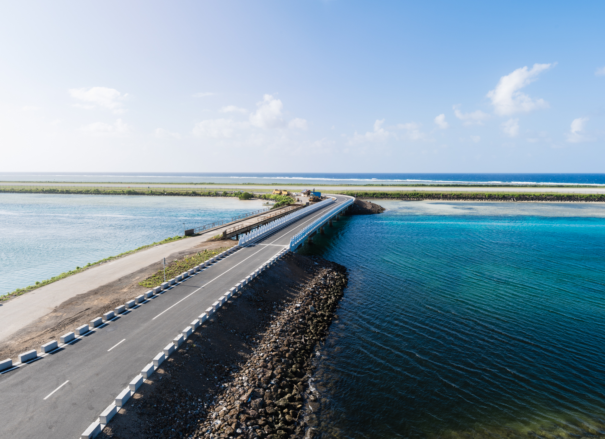 3密克羅尼西亞科斯雷州大橋,四川路橋首次獨(dú)立中標(biāo)的海外援建項(xiàng)目,也是密克國(guó)內(nèi)規(guī)模最大的經(jīng)濟(jì)援建項(xiàng)目,提前四個(gè)月完成交付,獲得中國(guó)國(guó)家商務(wù)部和密國(guó)政府人民的高度稱贊。.jpg 3密克羅尼西亞科斯雷州大橋,四川路橋首次獨(dú)立中標(biāo)的海外援建項(xiàng)目,也是密克國(guó)內(nèi)規(guī)模最大的經(jīng)濟(jì)援建項(xiàng)目,提前四個(gè)月完成交付,獲得中國(guó)國(guó)家商務(wù)部和密國(guó)政府人民的高度稱贊。.jpg