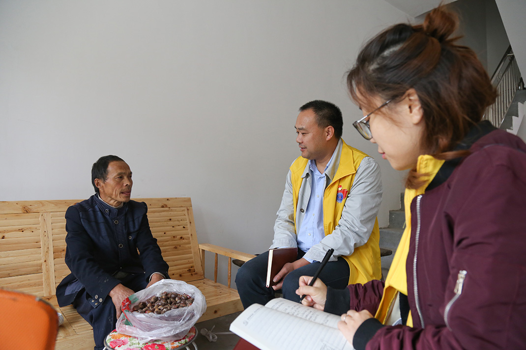 4集團(tuán)機(jī)關(guān)黨總支黨員干部慰問(wèn)貧困戶.jpg