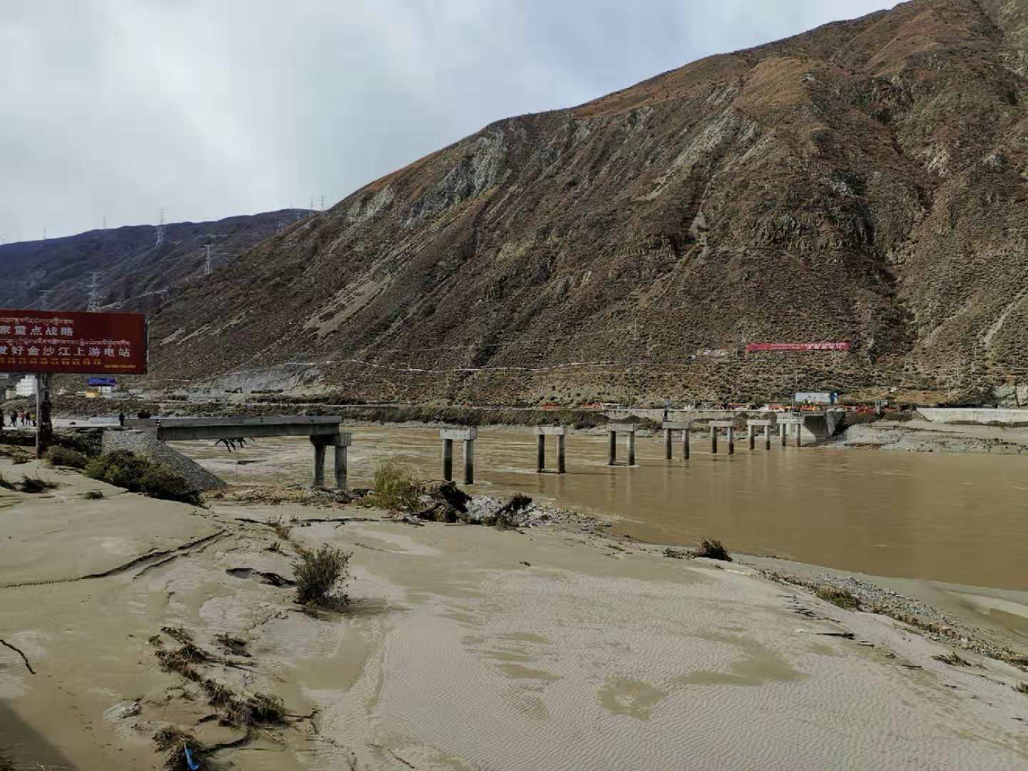 爭分奪秒搶險時 奮戰(zhàn)保通第一線 爭分奪秒搶險時 奮戰(zhàn)保通第一線