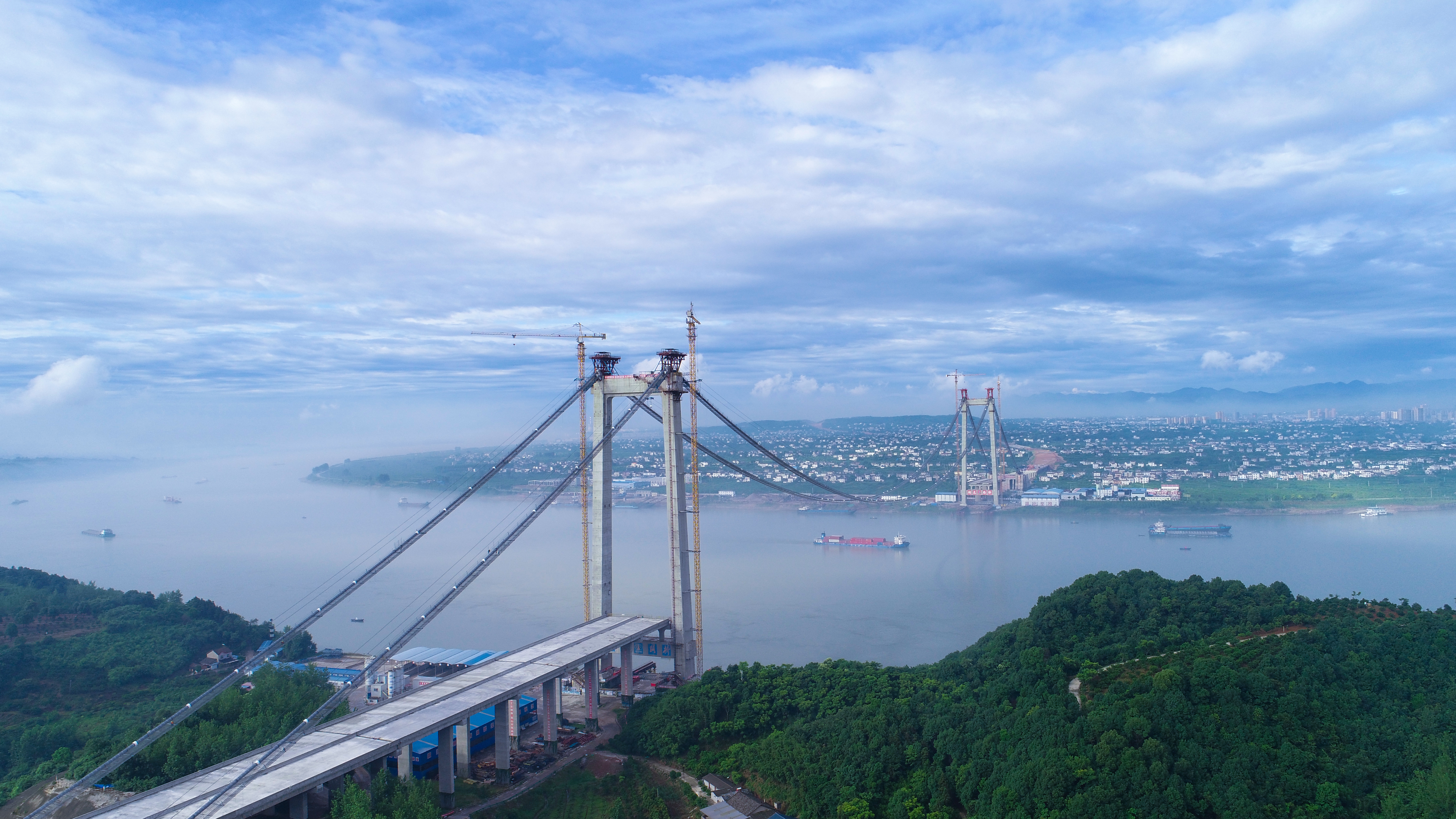 9、湖北白洋長(zhǎng)江公路大橋是位于湖北省宜昌市的一座主跨1000m雙塔單跨鋼桁梁懸索橋，跨越長(zhǎng)江，連接北岸的枝江市白洋鎮(zhèn)和南岸的宜都市陸城街道，是呼北高速公路宜昌至張家界段的控制性工程，也是湖北省753骨架公路網(wǎng)中規(guī)劃縱6的重要組成部分。項(xiàng)目自2016年11月15日開工建設(shè)，預(yù)計(jì)2020年10月通車。 (2).JPG