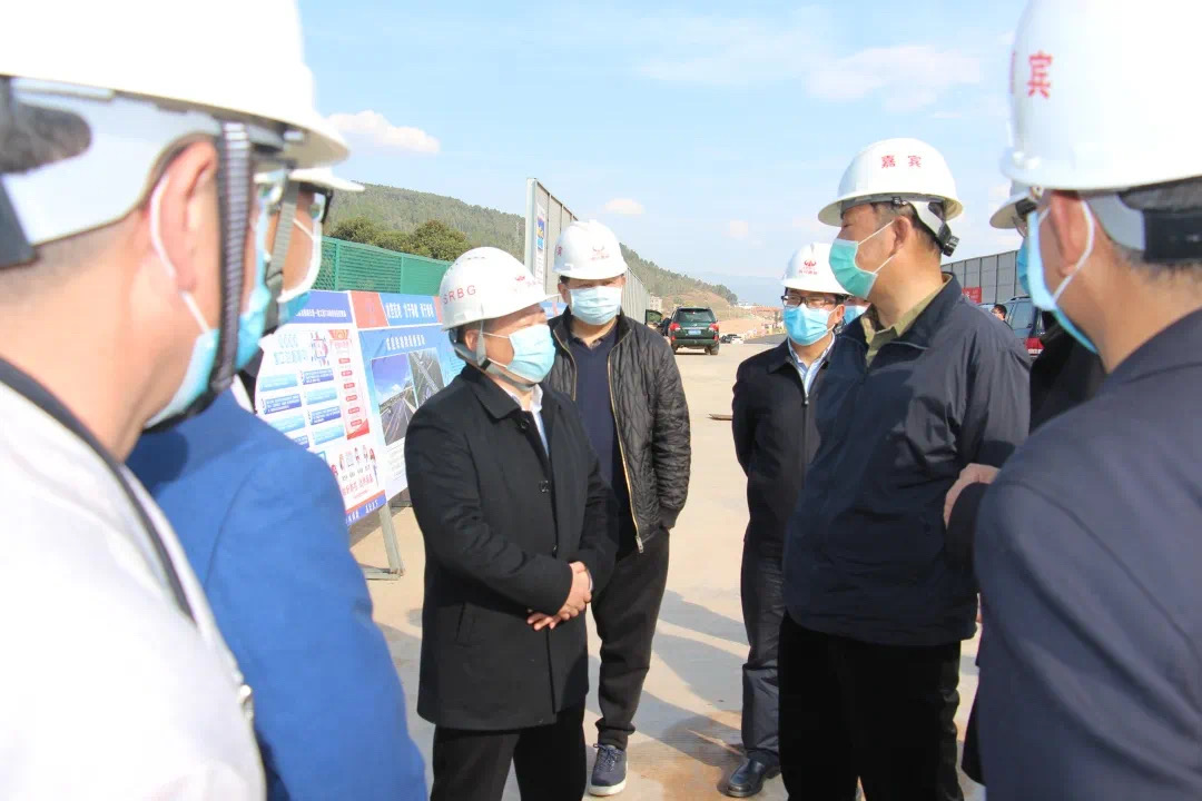 四川路橋下屬怡達(dá)公司復(fù)工戰(zhàn)“疫”工作獲省委常委曲木史哈點(diǎn)贊