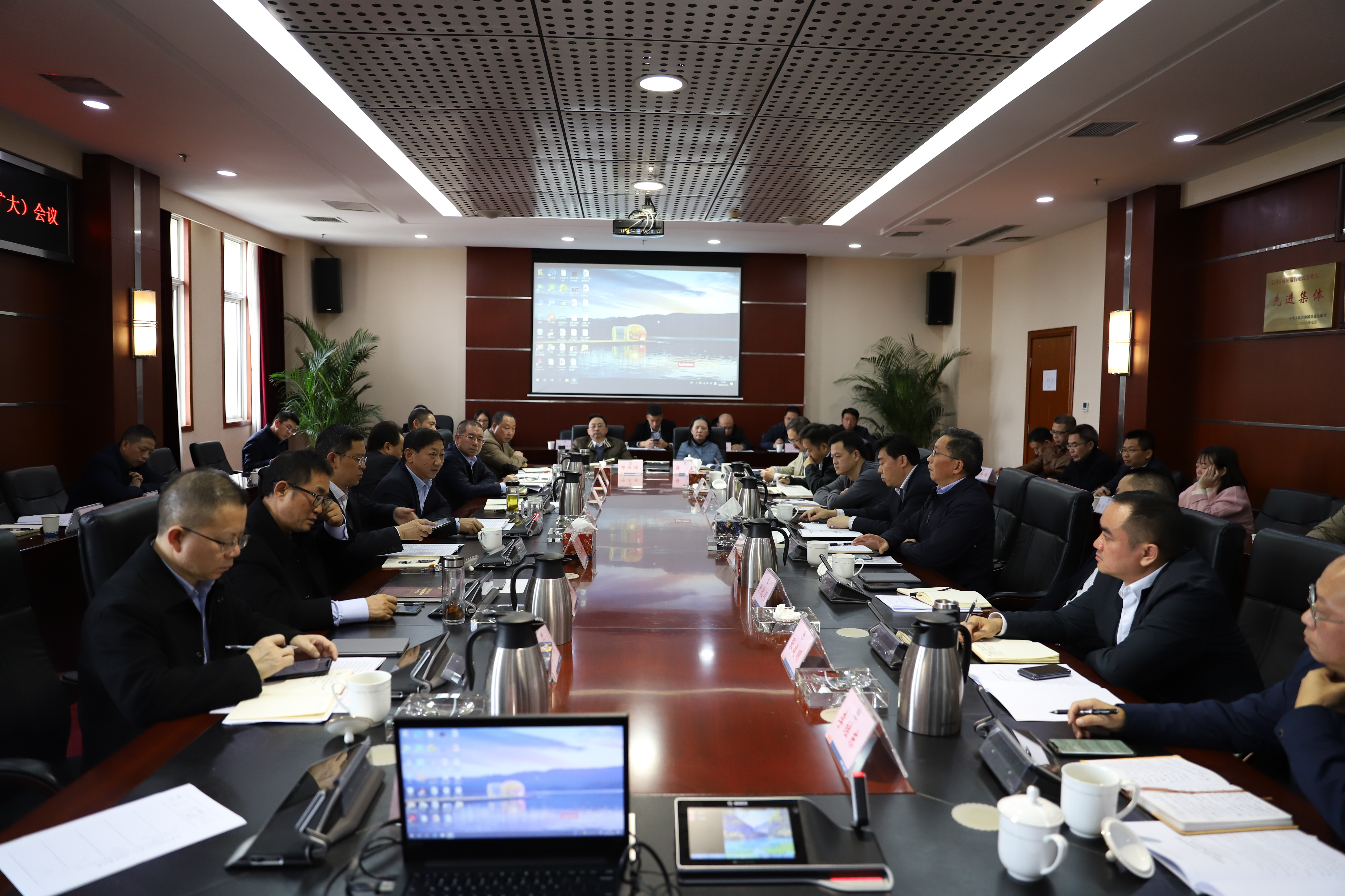 四川路橋黨委召開第十三次黨委中心組 學(xué)習(xí)（擴(kuò)大）會(huì)
