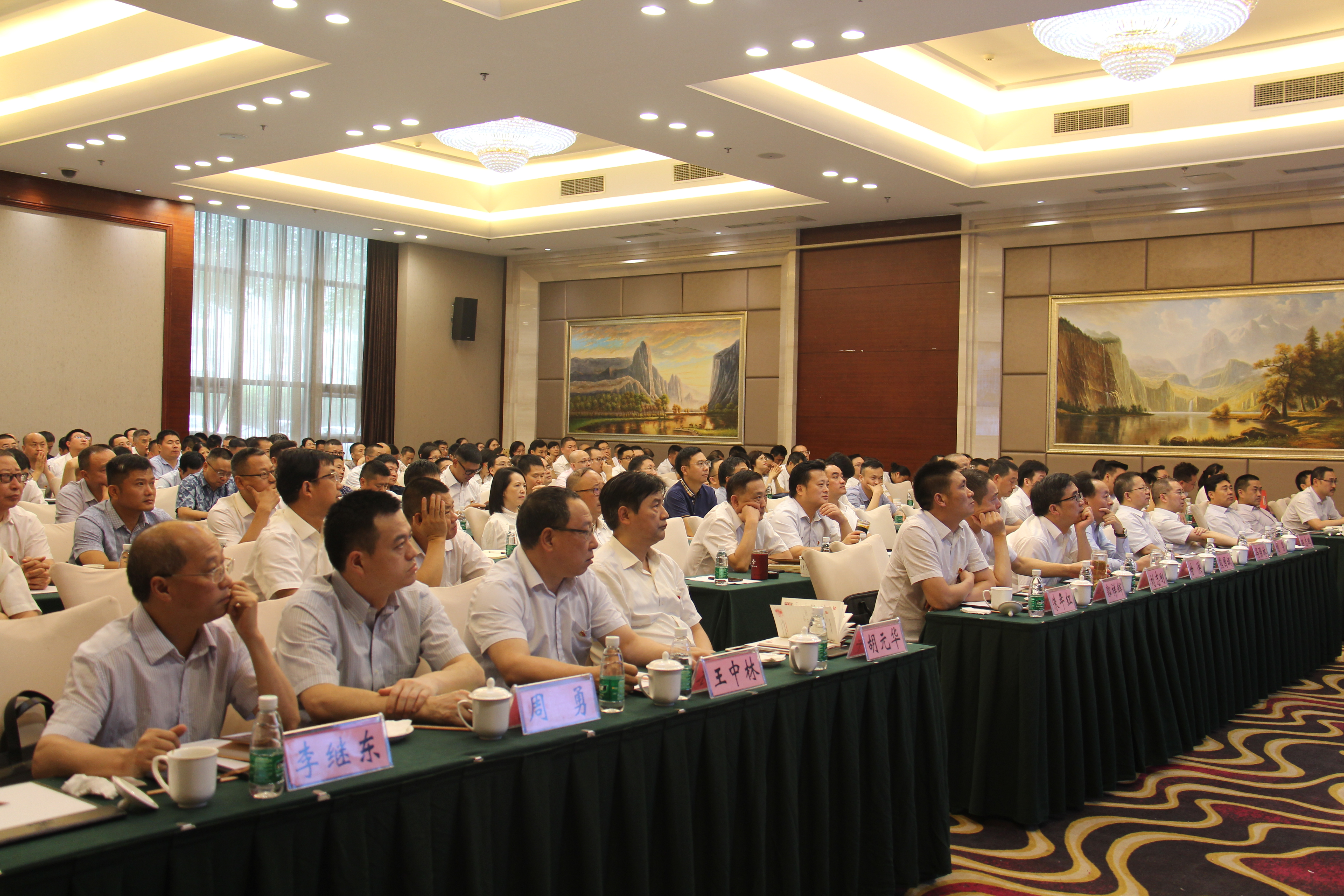 學(xué)習(xí)先進(jìn)事跡    凝聚奮進(jìn)力量