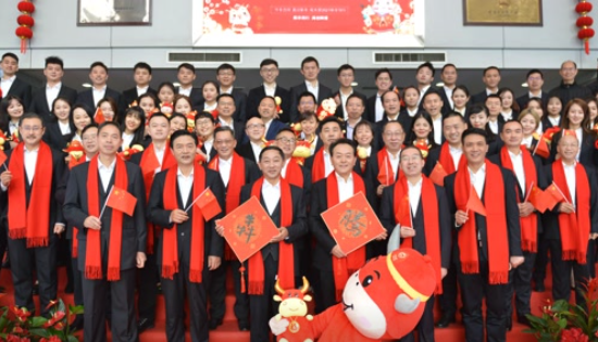 金牛送福，四川路橋點(diǎn)亮您的新年！