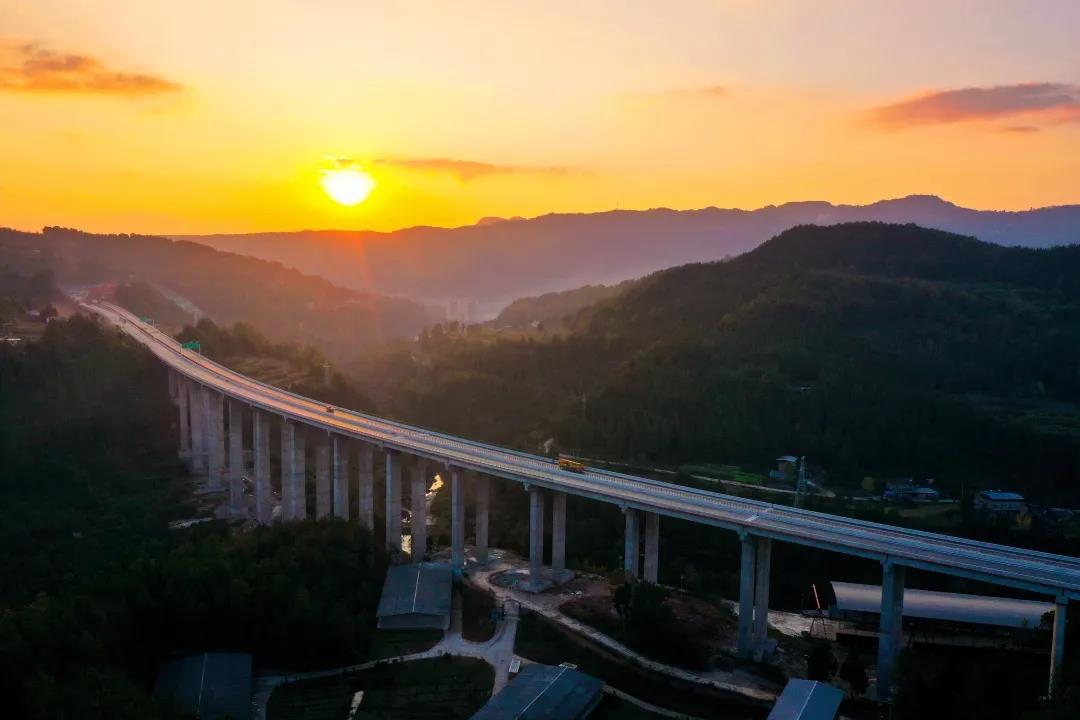 奮戰(zhàn)開(kāi)門(mén)紅 | 鎮(zhèn)廣高速王通段建成通車(chē)! 奮戰(zhàn)開(kāi)門(mén)紅 | 鎮(zhèn)廣高速王通段建成通車(chē)!