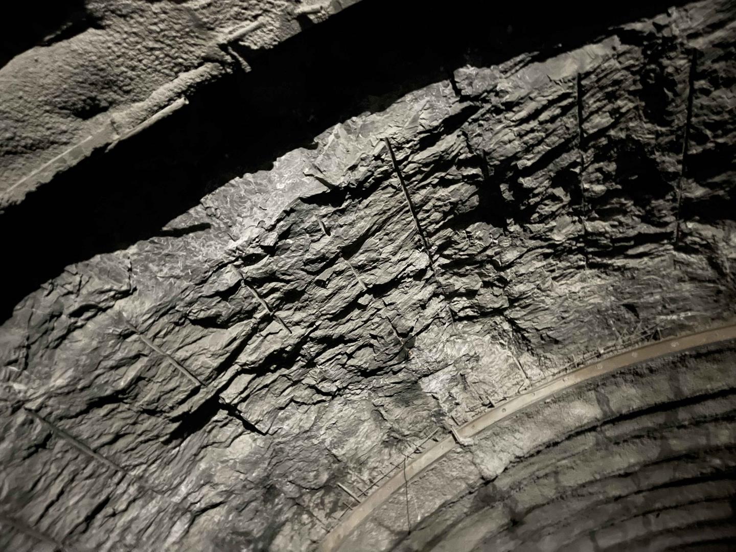 古金高速大梁子隧道光面爆破照片.jpg 古金高速大梁子隧道光面爆破照片.jpg