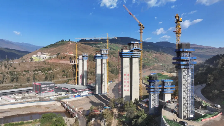 奮戰(zhàn)四季度?| 西寧高速建設(shè)新進展!全線首個0號塊順利澆筑完成 奮戰(zhàn)四季度?| 西寧高速建設(shè)新進展!全線首個0號塊順利澆筑完成