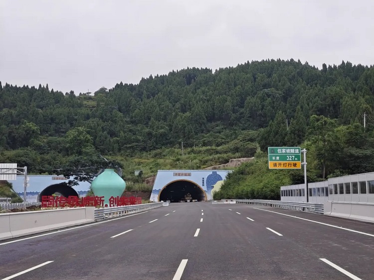 項目動態(tài) | 成南高速擴容項目南充至成都段交安機電工程順利完工 項目動態(tài) | 成南高速擴容項目南充至成都段交安機電工程順利完工